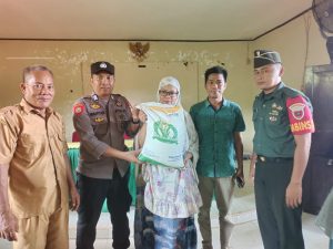 Binmas Polsek Sabbangparu Polres Wajo Melakukan Pendampingan Penyaluran Bantuan Pangan Beras