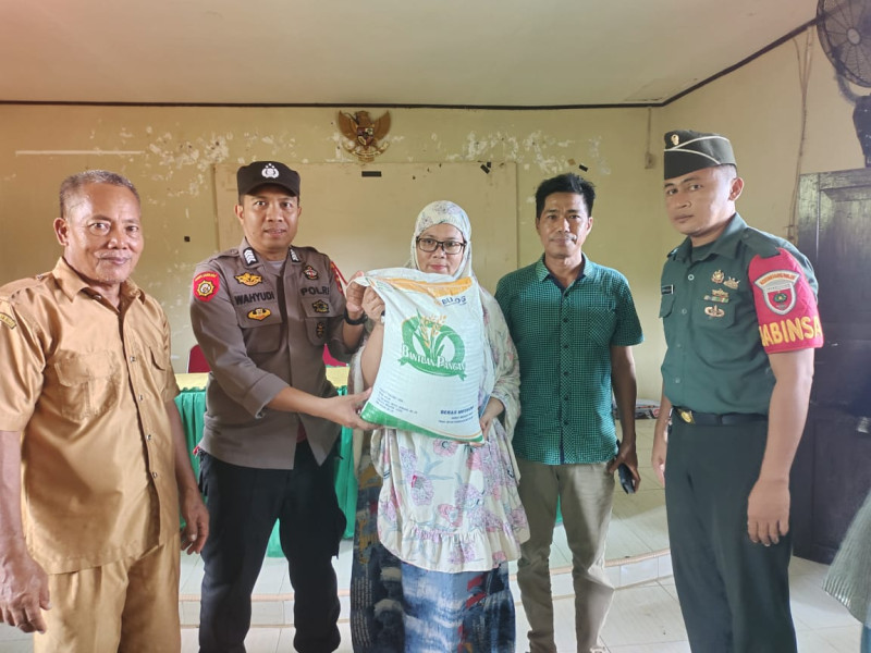 Binmas Polsek Sabbangparu Polres Wajo Melakukan Pendampingan Penyaluran Bantuan Pangan Beras