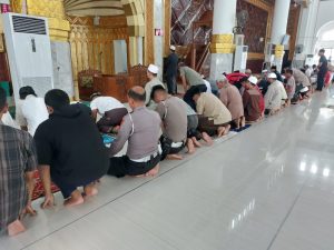 Cegah Pemanfaatan Masjid Sebagai Sarana Politik, Kasat Lantas Polres Wajo bersama Personelnya Lakukan ini.!!
