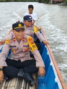 Cek Lokasi TPS Terpencil di Dusun Lapalare, Kapolsek Sajoanging Naik Perahu