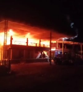Ditinggal Shalat Tarawih Tiga Rumah Panggung di Pammana Hangus Terbakar