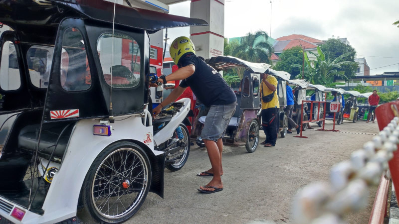 Berkah Ramadhan, Ribuan Pengendara Bemor Antri Demi Bensin Gratis