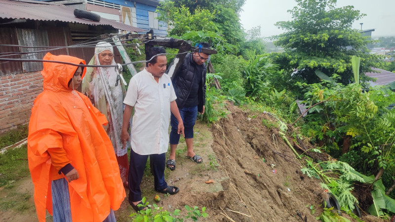Intensitas Hujan Tinggi, Akibatkan Tanah Longsor di Kelurahan Siengkang