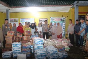 Kapolres Wajo Berikan Bantuan Sosial Kepada Korban Banjir di Dua Desa di Kecamatan Keera