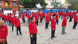 Jelang Pemberangkatan, Calon Jamaah Haji Khusus Lakukan Praktek Tawaf dan Senam Sehat