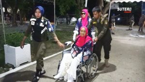 71 Personel Satpol PP Wajo Bantu Jamaah Lansia Yang Gunakan Kursi Roda