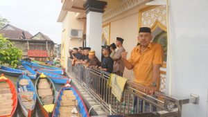 Warga Kelurahan Laelo Rayakan Idul Adha di Tengah Banjir