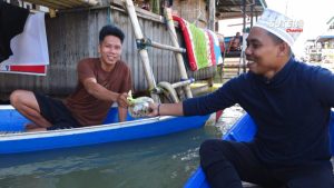 Pembagian Daging Qurban di Tengah Banjir Gunakan Perahu