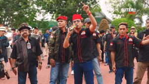 Puluhan Warga Suppa Keluarga Korban Pembunuhan di Bulucenrana Bersama LMR RI Sulsel Unjuk Rasa di Kantor PN dan Kejari Sidrap.