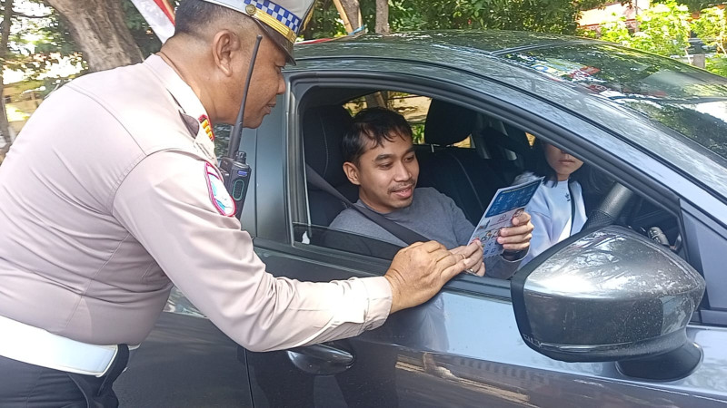 Hari Kelima Operasi Zebra Pallawa 2024, Kasat Lantas Polres Bantaeng Bagikan Brosur