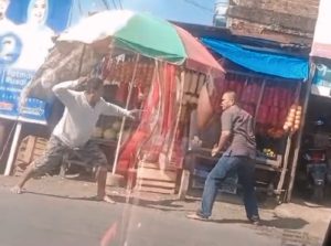 Heboh…Perkelahian Satu Lawan Satu Gunakan Parang, Gegerkan Warga Siwa.
