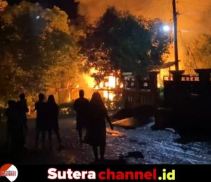 Kebakaran Rumah Panggung Hebohkan Warga di Desa Tua