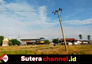 Tiang Listrik di Belawa Miring Akibat Sering Diterjang Banjir, Warga Merasa Khawatir