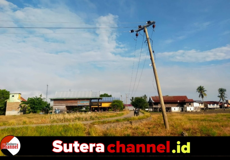 Tiang Listrik di Belawa Miring Akibat Sering Diterjang Banjir, Warga Merasa Khawatir