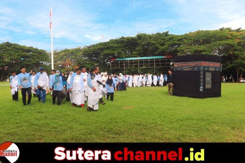 Calon Jamaah Haji Reguler Lakukan Praktek Tawaf di Lapangan Pemkab Wajo