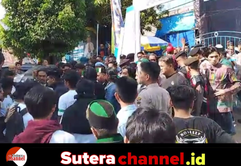 Peringatan Hardiknas di Wajo Diwarnai Aksi Unjuk Rasa dan Saling Dorong