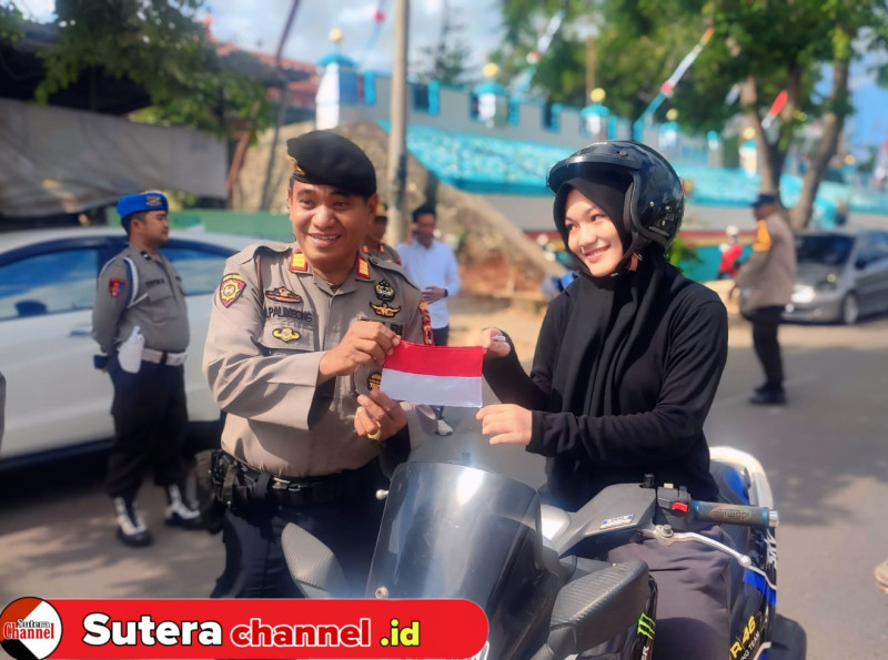 Bangkitkan Patriotisme, Polres Wajo Bagikan Ratusan Bendera Merah Putih ke Pengendara