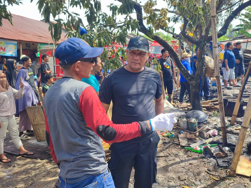 Enam Rumah Warga di Tanasitolo Terbakar, Anggota DPRD Wajo Gerak Cepat Salurkan Bantuan
