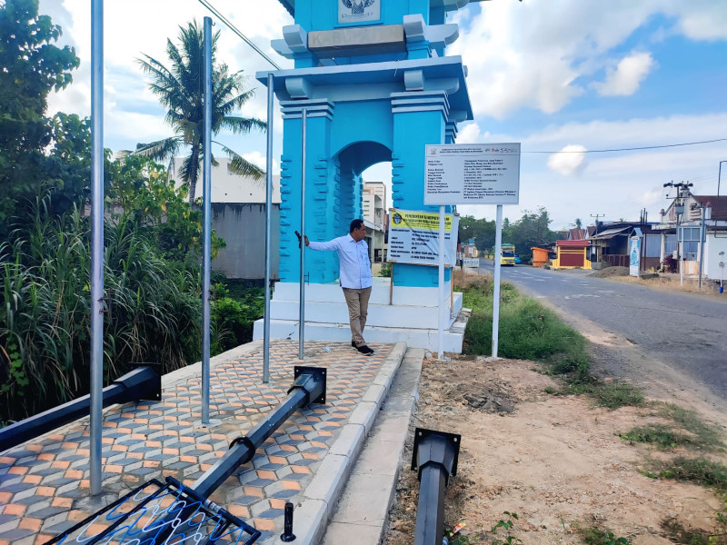 H. Mustafa Tinjau Proyek Rp323 Juta di Sabbangparu, Dudukan Tiang Lampu Disenggol Langsung Hancur